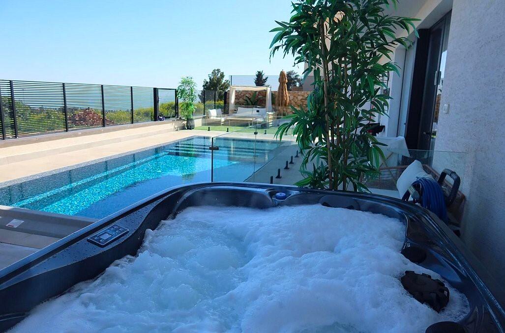 כינר סוויטות יוקרה - ג'קוזי ספא ובריכת שחייה