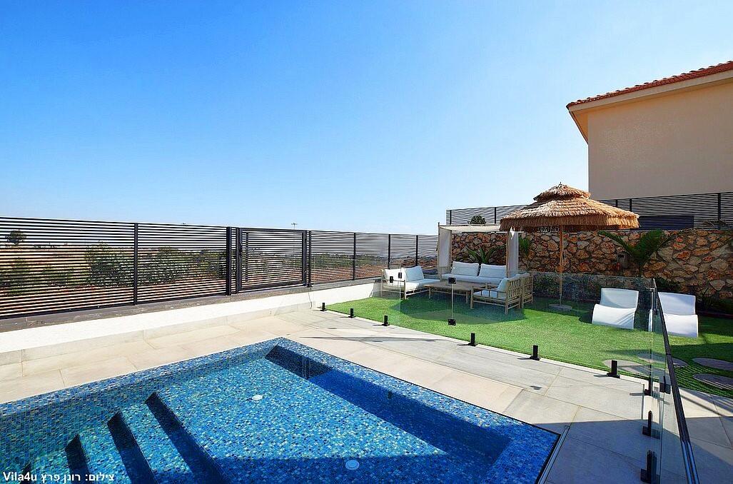 כינר סוויטות יוקרה - בריכת השחייה לצד הפינות ישיבה