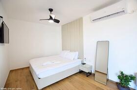 , כינר סוויטות יוקרה - מיטה זוגית מול טלוויזיה ולצד מראת גוף